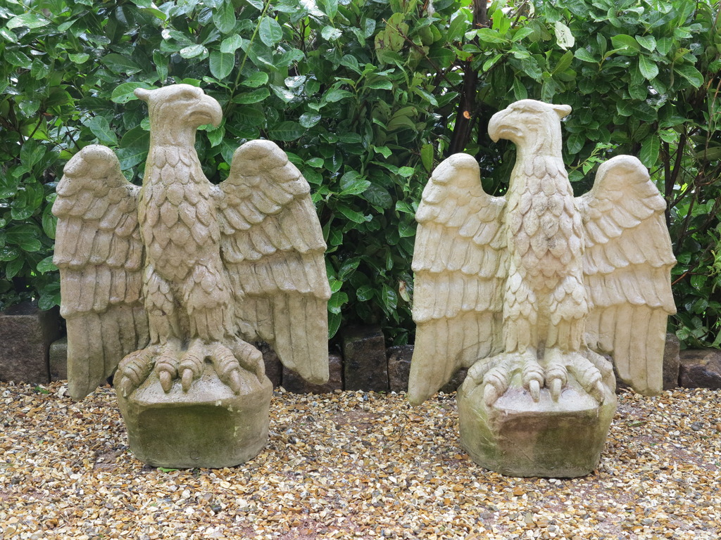 This pair of reconstituted stone Chilstone gate pier caps make a fabulous addition to your property, suitable as a decorative item or as gate pier capping 