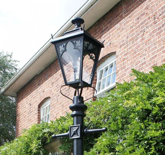 Victorian Style Lantern and Lamppost Ideal for Driveways